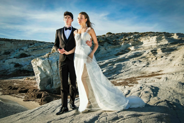 Miért tökéletes választás a microfibra anyag a vőlegény öltönyökhöz?