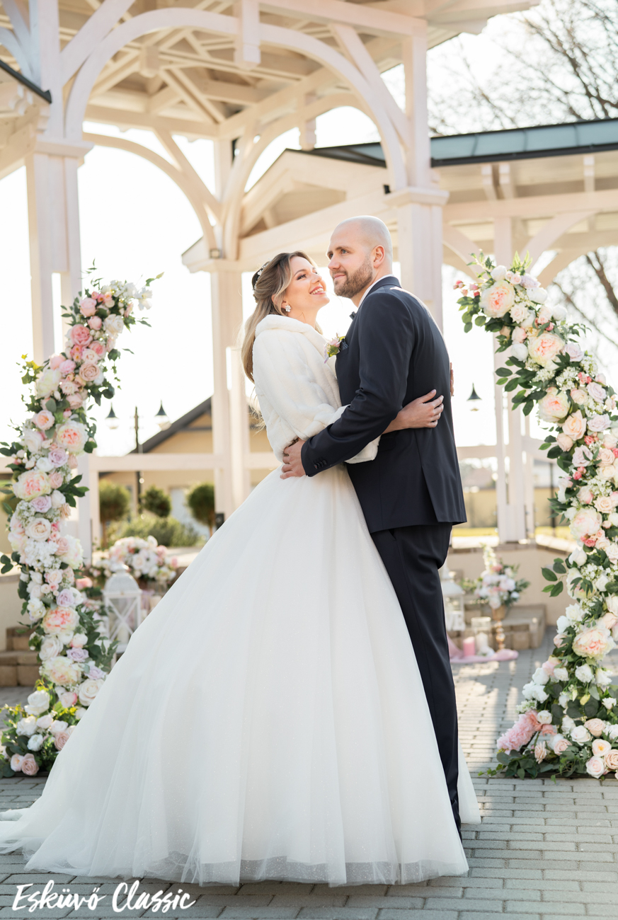 Boross Lili és Bátori Bence, vízilabdázó az Esküvő Classic magazin fotózásán az Elite szalon ruhájában