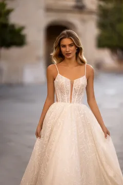 Rada K. keringőruha – A kollekció legcsillogóbb darabja illúzió tüll betétekkel és virágmotívumokkal