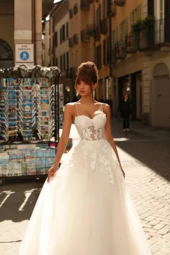 Orchid Sposa menyasszonyiruha - Csillogó csipkével és különleges szabású tüllszoknyával