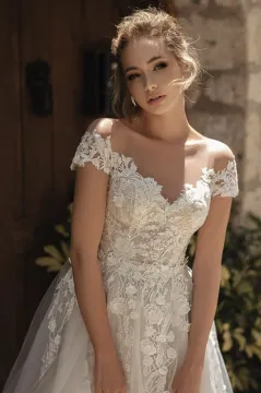 Oppi keringőruha – Illúzió tüll felsőrész csipkével és 3D virágokkal, látványos tüllszoknyával