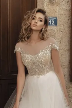 Jaipur K. keringőruha – Illúzió tüll felsőrész csipkével, flitterekkel és gyöngyökkel, könnyed tüllszoknyával