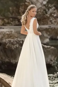 2144 K. keringőruha – Gyöngyözött csipkés V‑kivágású felsőrész és sokrétegű tüllszoknya