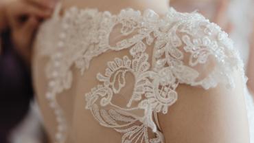 Fehér vagy tört-fehér színű legyen-e a menyasszonyi ruha?