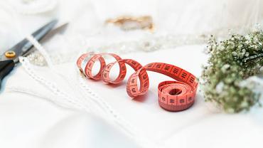 Mérő szalag és varró olló