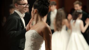 Szalagavatón keringő tánc